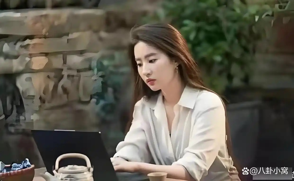 图片[2]-刘亦菲与友人火锅店聚餐被拍 身形清瘦腿型纤细 下楼步态轻盈展优雅