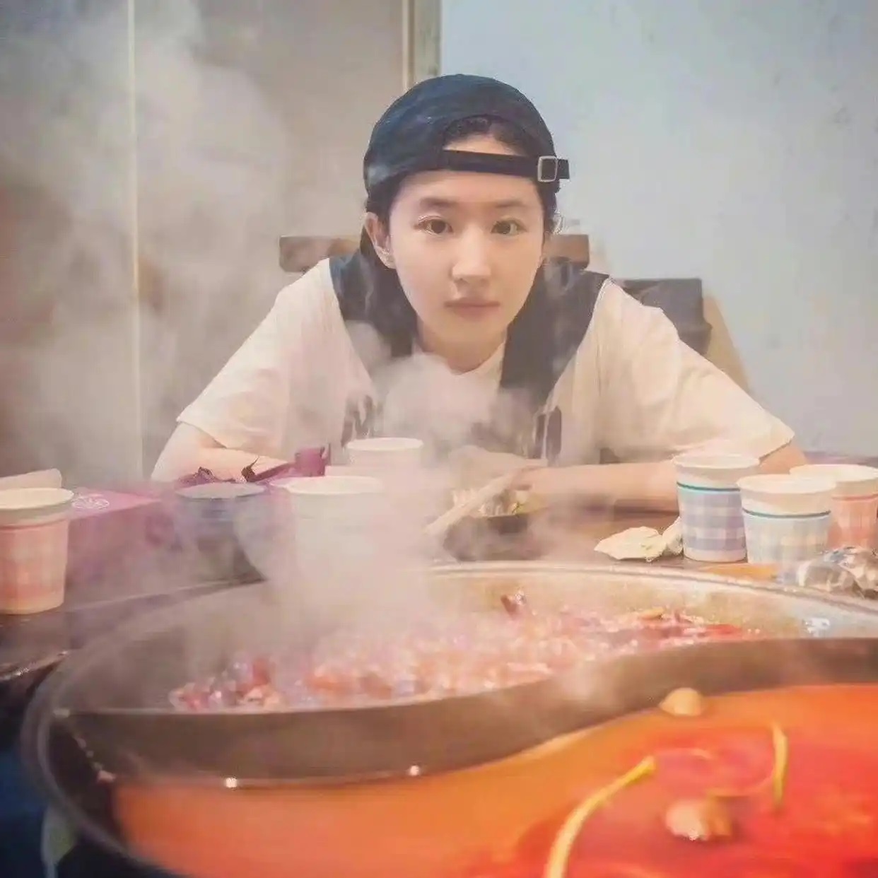 图片[3]-刘亦菲与友人火锅店聚餐被拍 身形清瘦腿型纤细 下楼步态轻盈展优雅