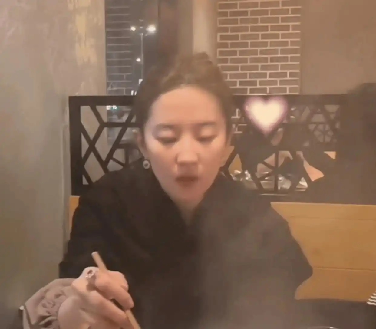 图片[4]-刘亦菲与友人火锅店聚餐被拍 身形清瘦腿型纤细 下楼步态轻盈展优雅